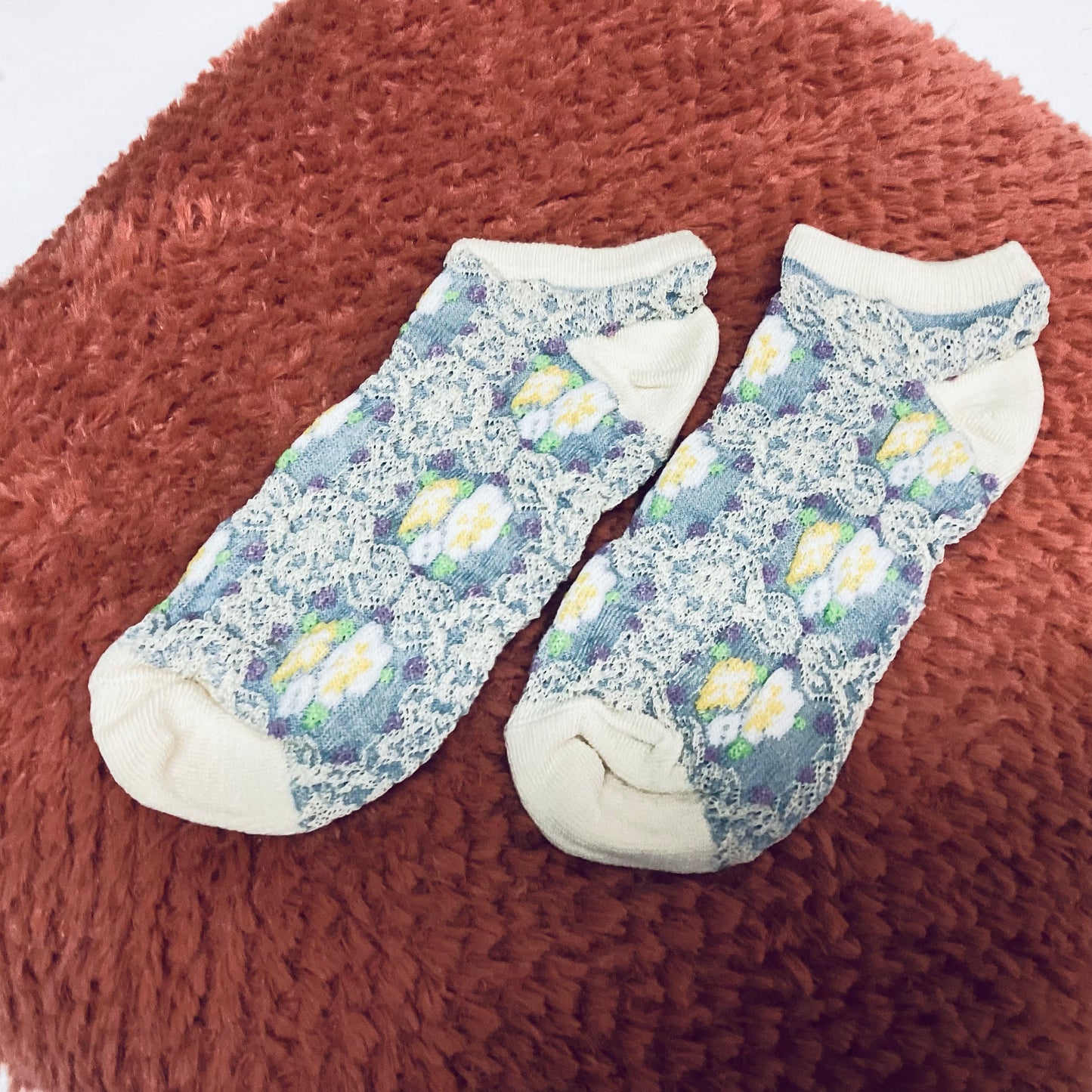 TEXTURED FLORAL VINTAGE SOCKS