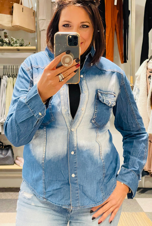 BLUE WASH BUTTON POCKET DENIM SHIRT